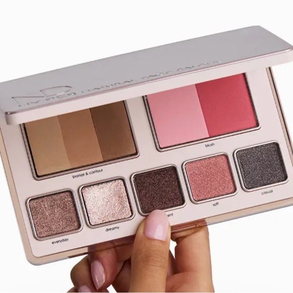 Natasha Denona 
Hy-per Natural Face Palette